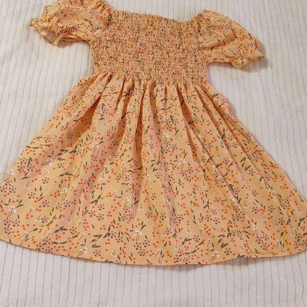 Cute style puff sleeve! elastic around the neck and down to the waistline.